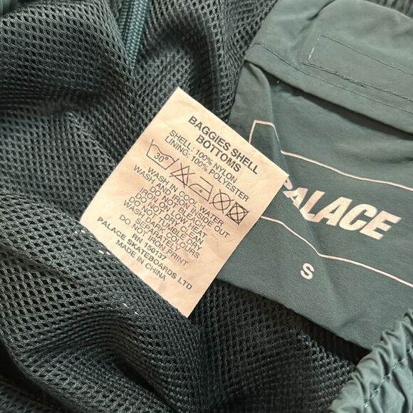 Palace skateboard men’s nylon baggies shell bottoms in green size small - Picture 11 of 11